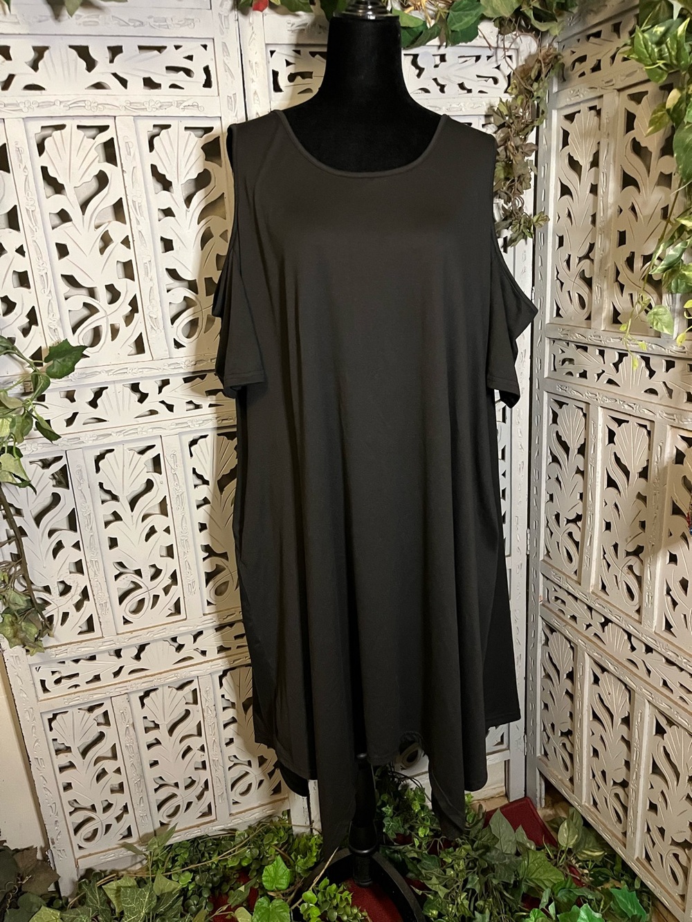 COMFORTABLE BLACK JERSEY KNIT SHORT COLD-SHOULDER SLEEVES PLUS SIZE MIDI DRESS